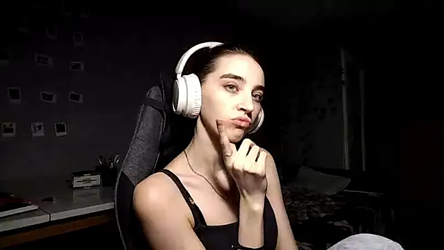 NightFoxxx online show from June 30, 2026, 1:11 pm