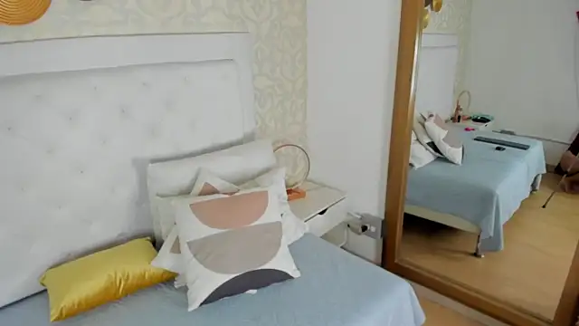 candy eyes  online show from May 22, 2026, 2:53 am