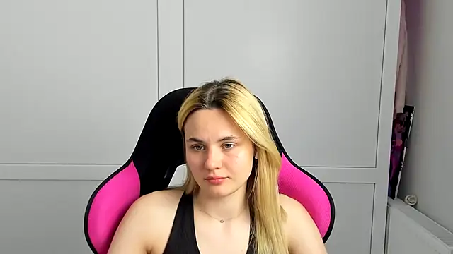 Snapshot of Emma_starrs_ chatting on May 26, 2026, 7:12 pm Emma starrs online show from May 26, 2026, 7:12 pm