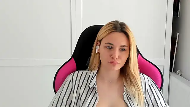 Snapshot of Emma_starrs_ chatting on June 9, 2026, 12:28 pm Emma starrs online show from June 9, 2026, 12:28 pm