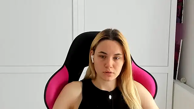 Snapshot of Emma_starrs_ chatting on June 11, 2026, 12:35 pm Emma starrs online show from June 11, 2026, 12:35 pm