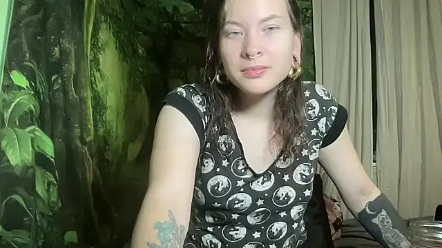 mo0ngoddess online show from January 6, 2026, 1:53 am