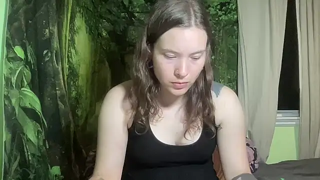 mo0ngoddess online show from September 18, 2025, 9:01 am