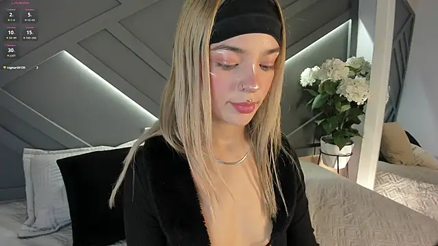 Snapshot of akemi__ chatting on July 2, 2026, 3:23 am akemi online show from July 2, 2026, 3:23 am