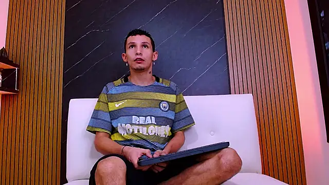 Isak Berekoa online show from June 3, 2026, 11:00 am