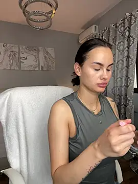BabyyGirll  online show from June 18, 2026, 4:33 am