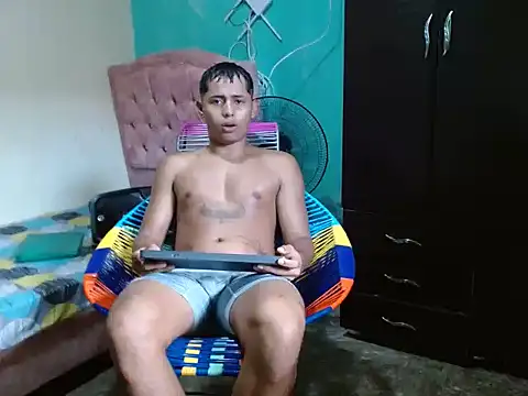Snapshot of Lil_condor_baby chatting on June 13, 2026, 5:33 pm Lil condor baby online show from June 13, 2026, 5:33 pm
