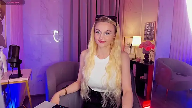 Snapshot of Mila__Lux chatting on May 25, 2026, 8:29 pm Mila Lux online show from May 25, 2026, 8:29 pm