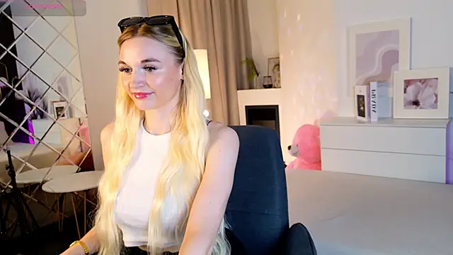 Snapshot of Mila__Lux chatting on June 2, 2026, 9:04 pm Mila Lux online show from June 2, 2026, 9:04 pm