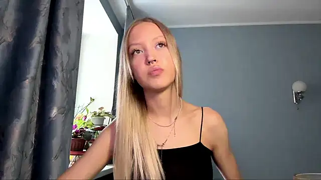 Snapshot of NievesHackey chatting on June 15, 2026, 12:05 pm NievesHackey online show from June 15, 2026, 12:05 pm