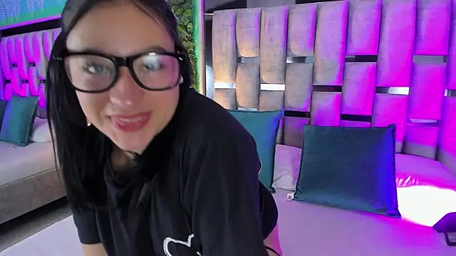 Snapshot of Emilye_rousee chatting on May 28, 2026, 11:49 am Emilye rousee online show from May 28, 2026, 11:49 am