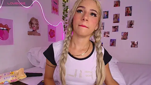 cinniaa  online show from May 28, 2026, 1:24 am