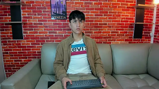 Snapshot of Hoot_boyss_ chatting on May 18, 2026, 7:29 pm Hoot boyss online show from May 18, 2026, 7:29 pm