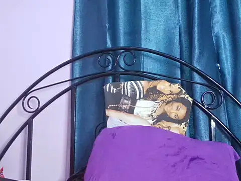 Snapshot of Sweet-razzy chatting on June 24, 2026, 6:12 am Sweet-razzy online show from June 24, 2026, 6:12 am