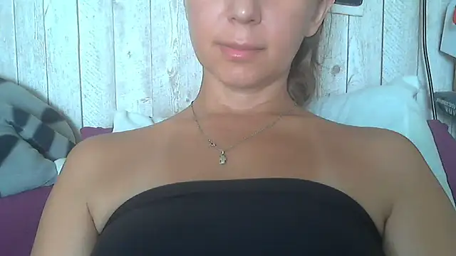 Snapshot of Bella--White chatting on July 1, 2026, 6:58 am Bella--White online show from July 1, 2026, 6:58 am