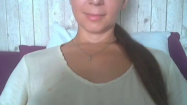 Snapshot of Bella--White chatting on July 4, 2026, 6:20 am Bella--White online show from July 4, 2026, 6:20 am