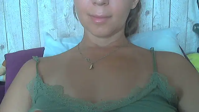 Snapshot of Bella--White chatting on July 5, 2026, 6:20 am Bella--White online show from July 5, 2026, 6:20 am