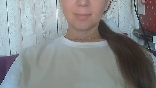 Snapshot of Bella--White chatting on May 26, 2026, 5:49 am Bella--White online show from May 26, 2026, 5:49 am