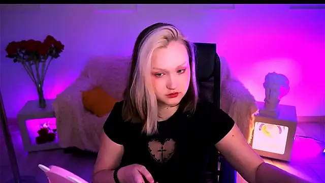 Snapshot of ViolettWoods chatting on June 30, 2026, 6:24 am ViolettWoods online show from June 30, 2026, 6:24 am