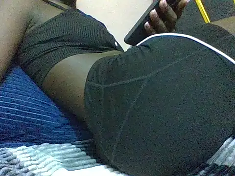 Snapshot of Curvyqueeh chatting on June 25, 2026, 7:19 pm Curvyqueeh online show from June 25, 2026, 7:19 pm