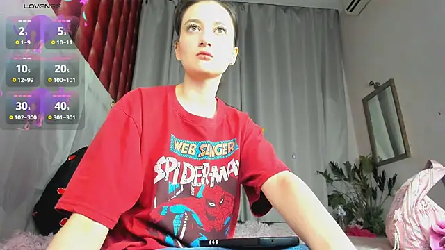 SummerLilaa online show from June 10, 2026, 4:57 am