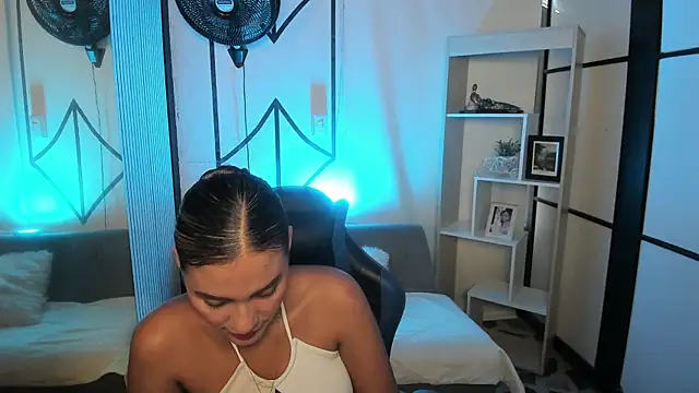 SophieWatson  online show from July 2, 2026, 12:55 pm