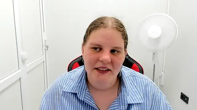 Snapshot of Bella_shyy_ chatting on August 5, 2026, 3:17 pm Bella shyy online show from August 5, 2026, 3:17 pm