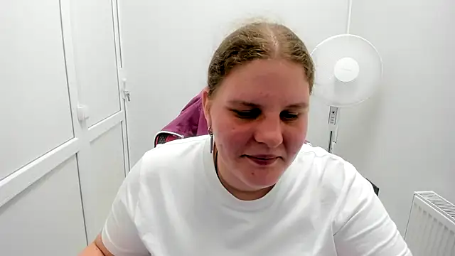 Snapshot of Bella_shyy_ chatting on July 8, 2026, 2:18 pm Bella shyy online show from July 8, 2026, 2:18 pm