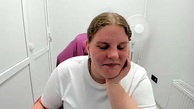 Snapshot of Bella_shyy_ chatting on July 6, 2026, 2:57 pm Bella shyy online show from July 6, 2026, 2:57 pm