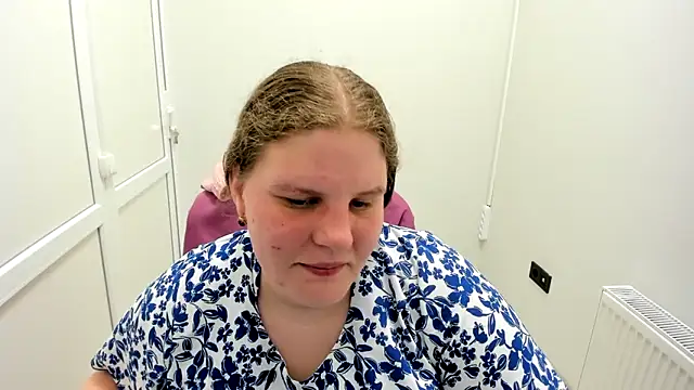 Snapshot of Bella_shyy_ chatting on June 18, 2026, 12:32 pm Bella shyy online show from June 18, 2026, 12:32 pm
