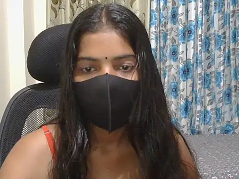 hoty-pihu online show from May 19, 2026, 4:19 am