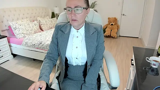 Snapshot of Vika73 chatting on October 18, 2025, 1:02 pm Vika73 online show from October 18, 2025, 1:02 pm