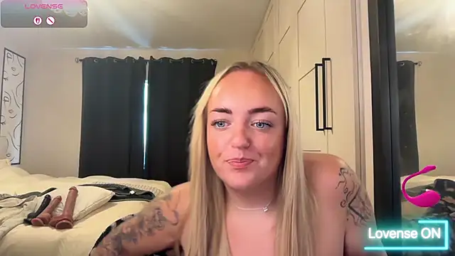 Snapshot of CurvyWetWife chatting on June 14, 2026, 11:33 am CurvyWetWife online show from June 14, 2026, 11:33 am