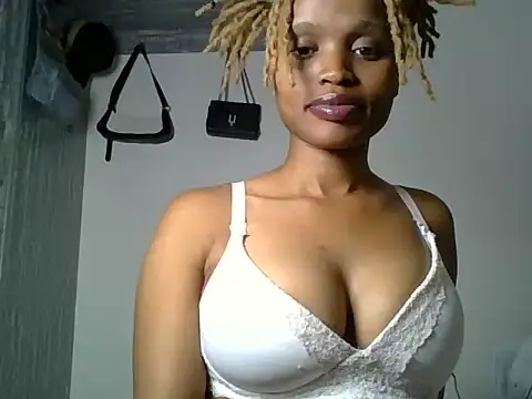 Snapshot of Tempting_Ebony chatting on June 1, 2026, 1:55 pm Tempting Ebony online show from June 1, 2026, 1:55 pm