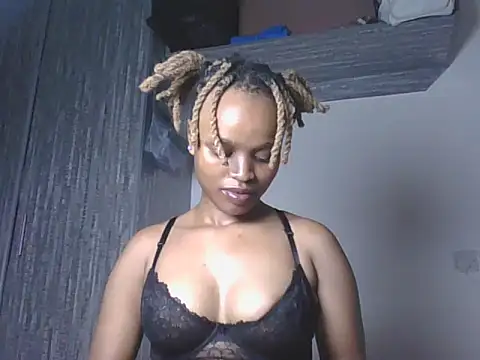 Snapshot of Tempting_Ebony chatting on July 2, 2026, 2:45 am Tempting Ebony online show from July 2, 2026, 2:45 am