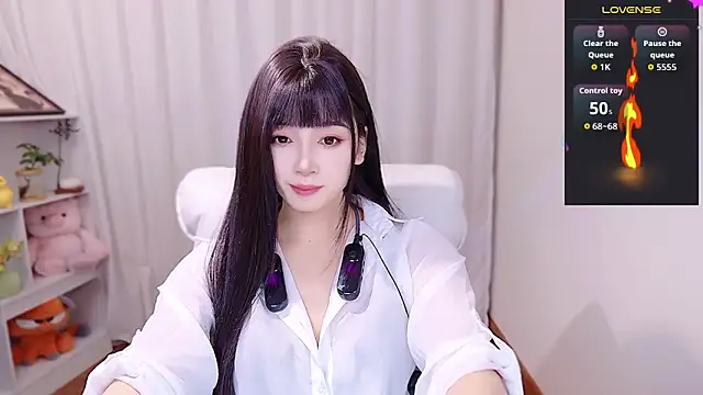 Snapshot of August_cat chatting on June 13, 2026, 9:24 pm August cat online show from June 13, 2026, 9:24 pm