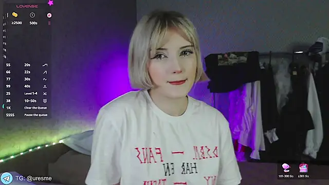 Snapshot of Esme_Velvet chatting on May 21, 2026, 2:14 pm Esme Velvet online show from May 21, 2026, 2:14 pm