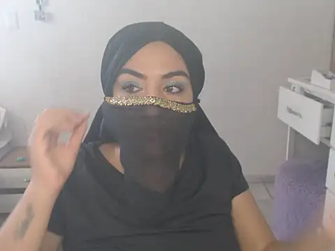 Snapshot of laila_silk chatting on July 21, 2026, 5:47 pm laila silk online show from July 21, 2026, 5:47 pm