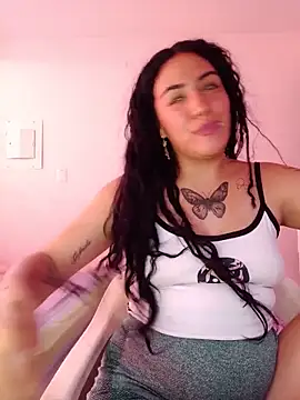 Snapshot of laila_silk chatting on May 27, 2026, 3:19 pm laila silk online show from May 27, 2026, 3:19 pm
