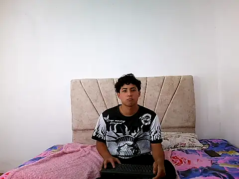 Snapshot of Robertt_Brown chatting on May 27, 2026, 5:04 am Robertt Brown online show from May 27, 2026, 5:04 am