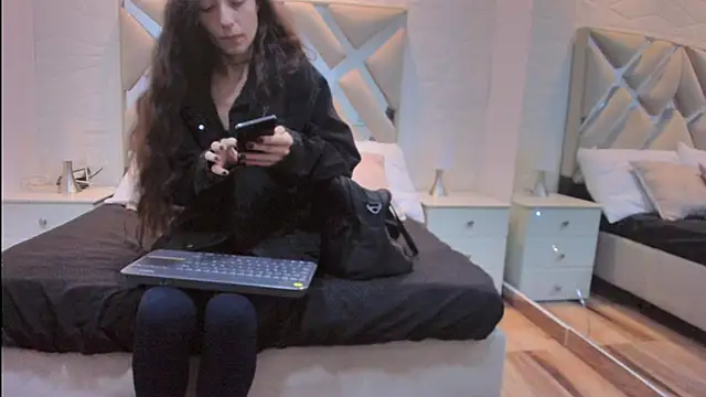 Snapshot of valentinasu chatting on June 1, 2026, 11:32 am valentinasu online show from June 1, 2026, 11:32 am