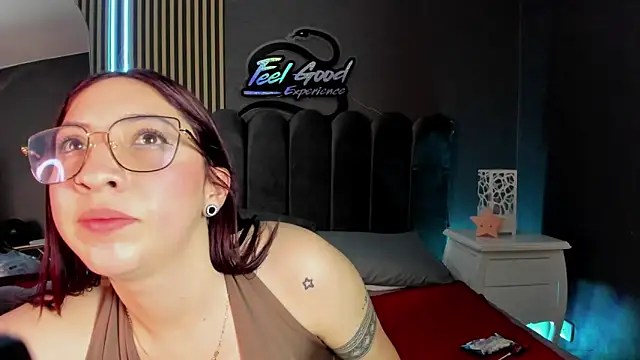 Snapshot of QueenBlue_Fg chatting on June 1, 2026, 8:30 pm QueenBlue Fg online show from June 1, 2026, 8:30 pm