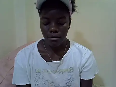 Snapshot of petite_lily chatting on June 3, 2026, 12:44 am petite lily online show from June 3, 2026, 12:44 am