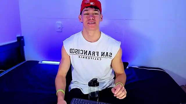 Snapshot of Luke_Muscle chatting on June 5, 2026, 2:01 pm Luke Muscle online show from June 5, 2026, 2:01 pm