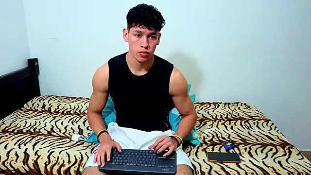 Snapshot of Luke_Muscle chatting on June 15, 2026, 4:01 am Luke Muscle online show from June 15, 2026, 4:01 am