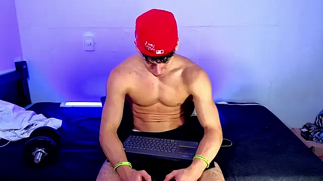 Snapshot of Luke_Muscle chatting on June 6, 2026, 2:06 am Luke Muscle online show from June 6, 2026, 2:06 am