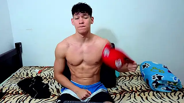 Snapshot of Luke_Muscle chatting on June 19, 2026, 2:12 pm Luke Muscle online show from June 19, 2026, 2:12 pm