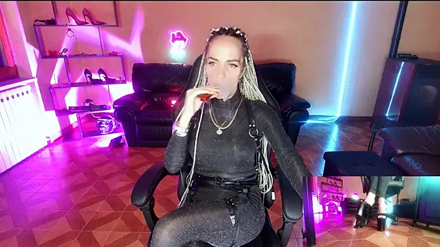Monicamaxwell online show from June 11, 2026, 7:49 am