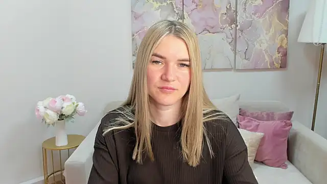 Snapshot of RoxyReignn chatting on July 4, 2026, 9:41 pm RoxyReignn online show from July 4, 2026, 9:41 pm