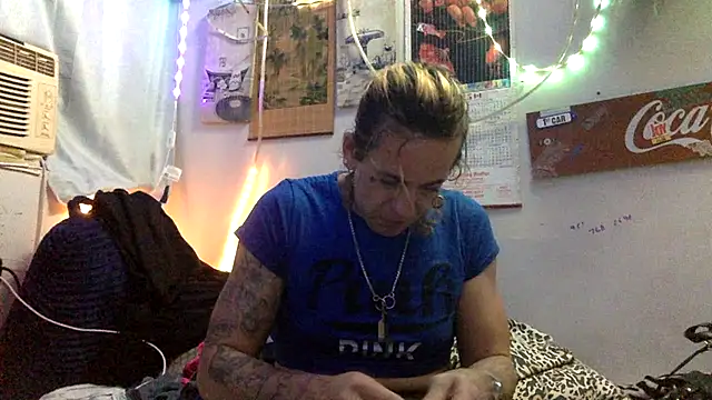 Snapshot of VanillaSnowcones chatting on June 5, 2026, 3:33 am VanillaSnowcones online show from June 5, 2026, 3:33 am